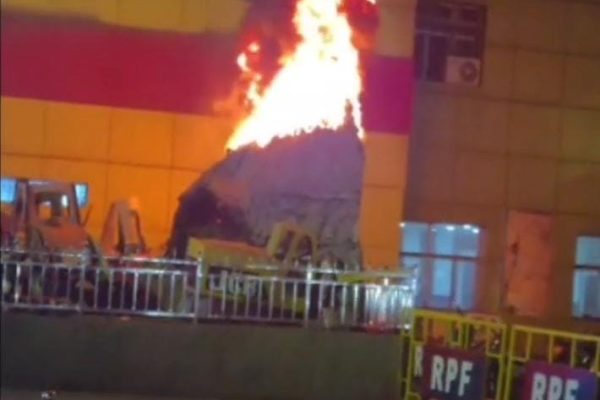 धनबाद: स्टेशन के बाहर रेलवे शो-पीस में लगी भीषण आग, दमकल की तुरंत कार्रवाई से टली बड़ी दुर्घटना