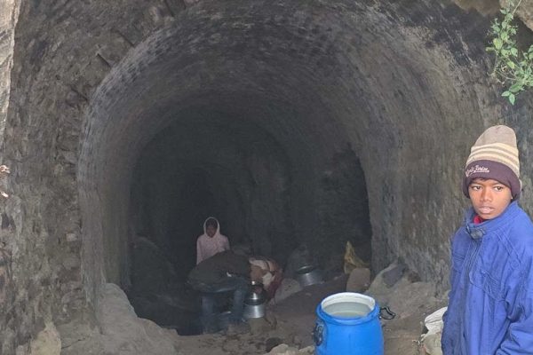 गिरिडीह: सर्दी में भी पानी का संकट, लोग खदान के भीतर उतरकर पानी लाने को मजबूर