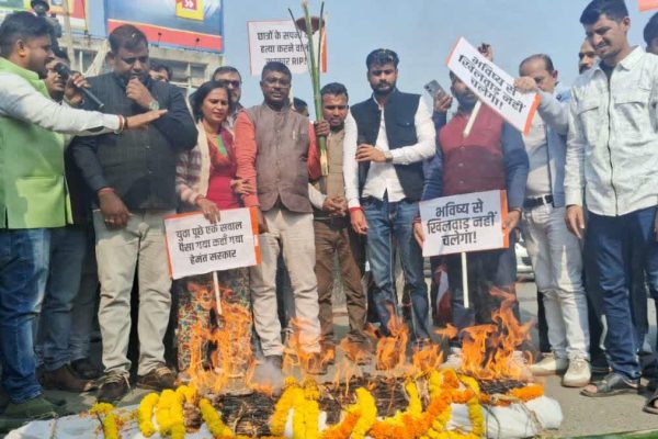 सरकार की अर्थी के साथ सड़कों पर उतरे भाजयुमो कार्यकर्ता, छात्रवृत्ति भुगतान में देरी पर उग्र आंदोलन की चेतावनी