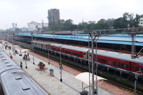 लहाबोन–सिमुलतला रेलखंड पर मालगाड़ी डिरेल, परिचालन बाधित; रांची रेल मंडल की कई ट्रेनों के मार्ग परिवर्तित