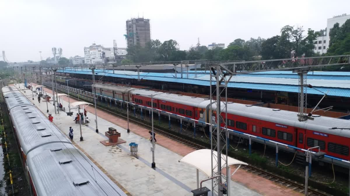 लहाबोन–सिमुलतला रेलखंड पर मालगाड़ी डिरेल, परिचालन बाधित; रांची रेल मंडल की कई ट्रेनों के मार्ग परिवर्तित