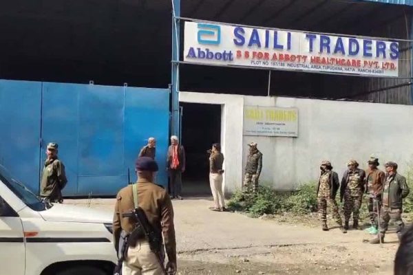 रांची के तुपुदाना में सैली ट्रेडर्स पर एसआईटी की बड़ी कार्रवाई, दस्तावेज, ब्लैंक चेक व हथियार जब्त