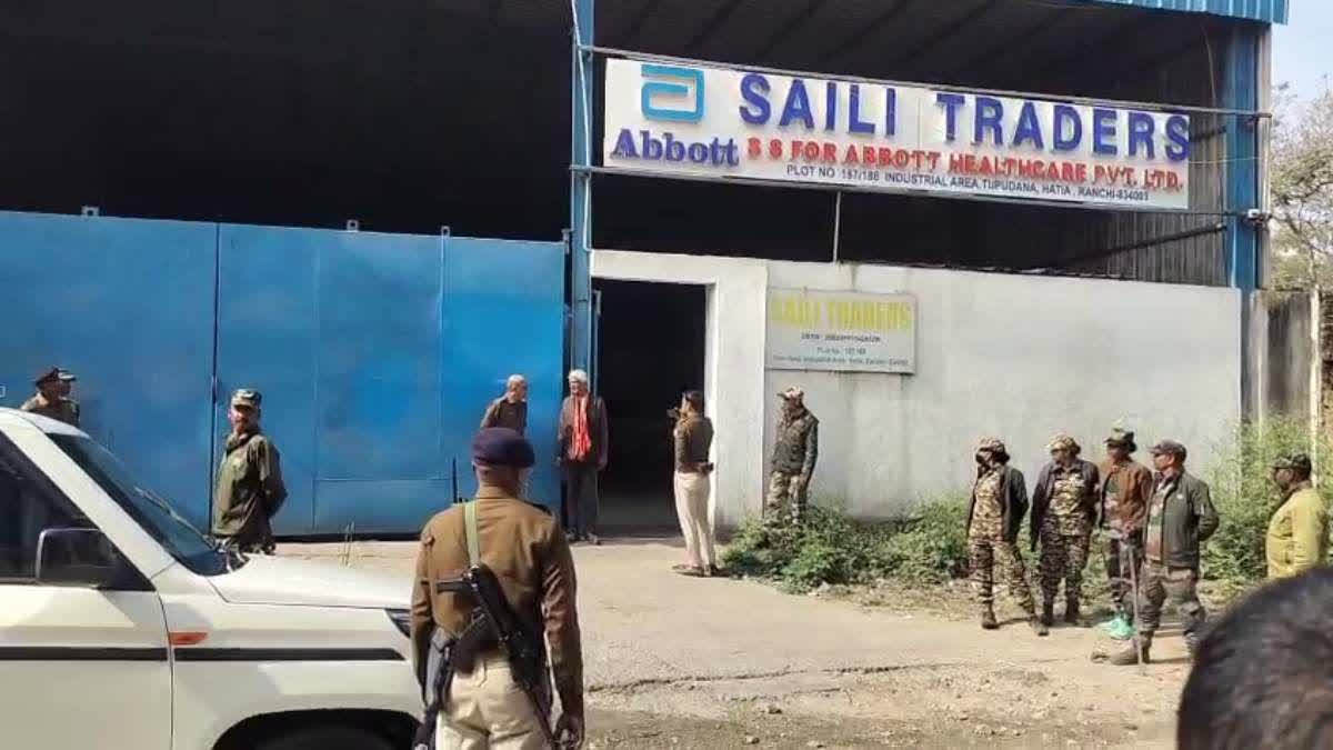 रांची के तुपुदाना में सैली ट्रेडर्स पर एसआईटी की बड़ी कार्रवाई, दस्तावेज, ब्लैंक चेक व हथियार जब्त