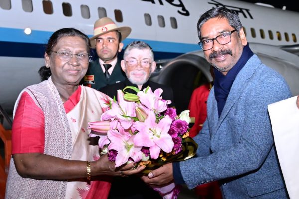 राष्ट्रपति द्रौपदी मुर्मू तीन दिवसीय झारखंड दौरे पर रांची पहुंचीं, राज्यपाल और मुख्यमंत्री हेमंत सोरेन ने किया स्वागत