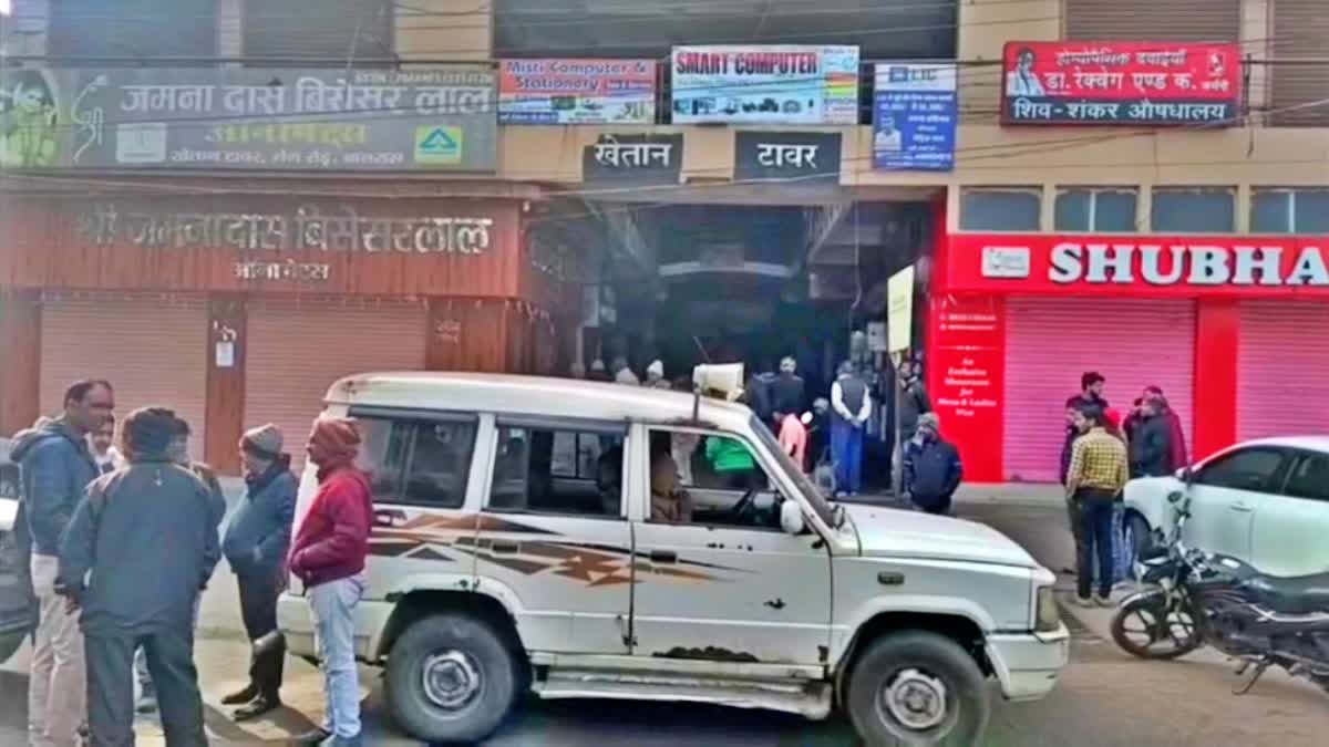 धनबाद में गार्ड को बंधक बनाकर अपराधियों ने ज्वेलरी शॉप में की लूट, CCTV में कैद हुए आरोपी