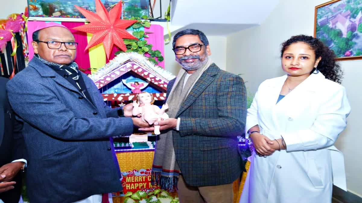 पत्नी कल्पना सोरेन के साथ मुख्यमंत्री हेमंत सोरेन ने आर्च बिशप हाउस पहुंचकर केक काटा, क्रिसमस की दी शुभकामनाएं