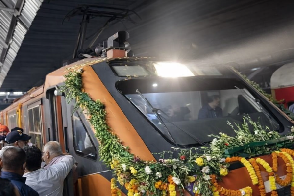 धनबाद जंक्शन पर हावड़ा–आनंद विहार अमृत भारत एक्सप्रेस का भव्य स्वागत, सांसद और विधायक रहे उपस्थित