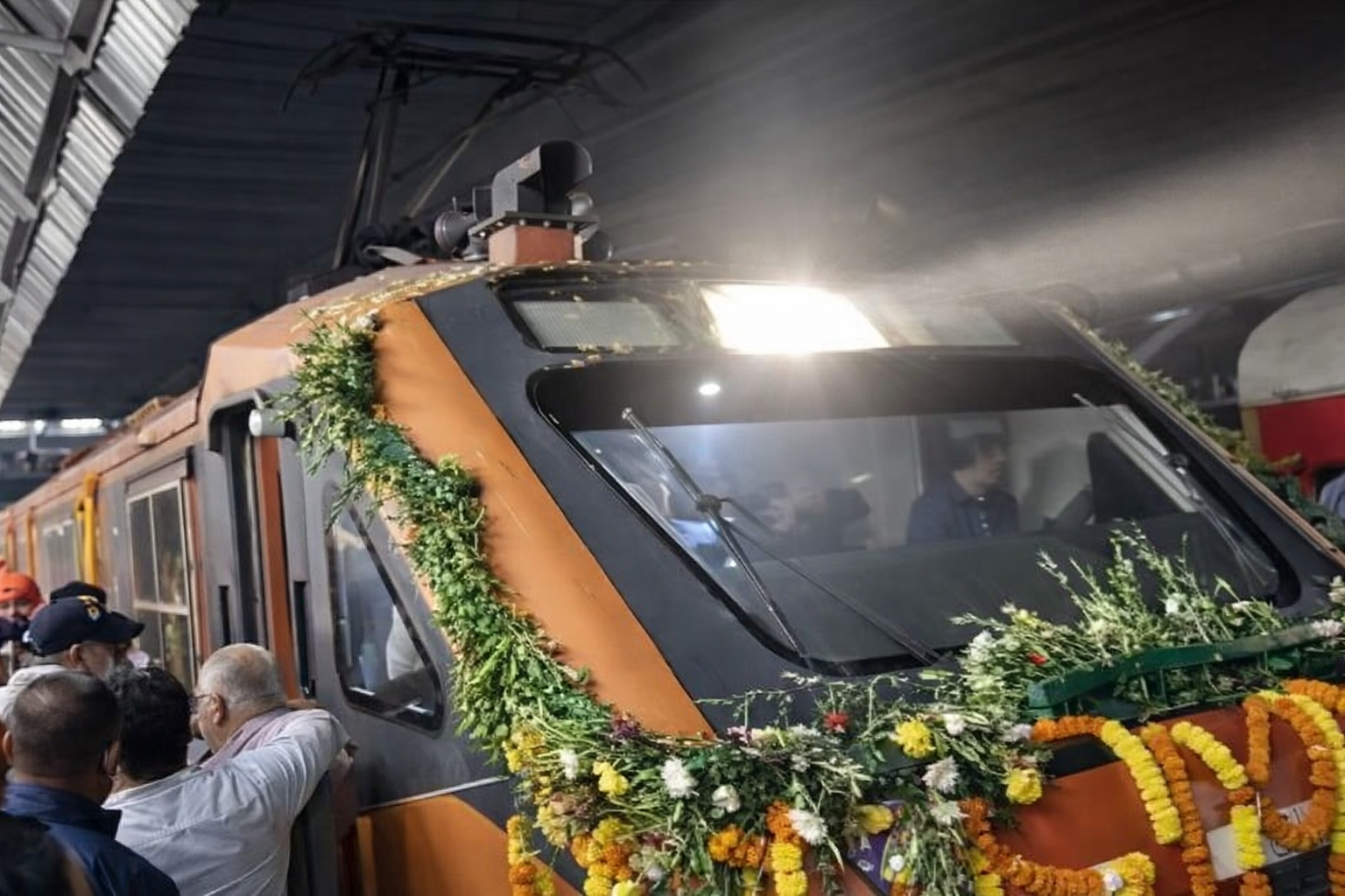 धनबाद जंक्शन पर हावड़ा–आनंद विहार अमृत भारत एक्सप्रेस का भव्य स्वागत, सांसद और विधायक रहे उपस्थित