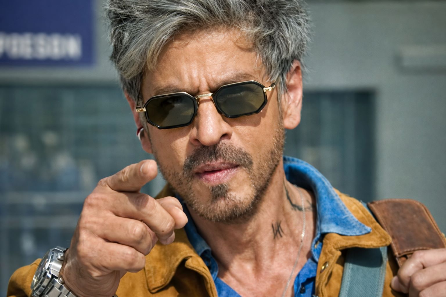 एयरपोर्ट चेकिंग में शाहरुख खान से उतारा चश्मा, एक्टर के हंसमुख रिएक्शन ने फैंस का ध्यान खींचा