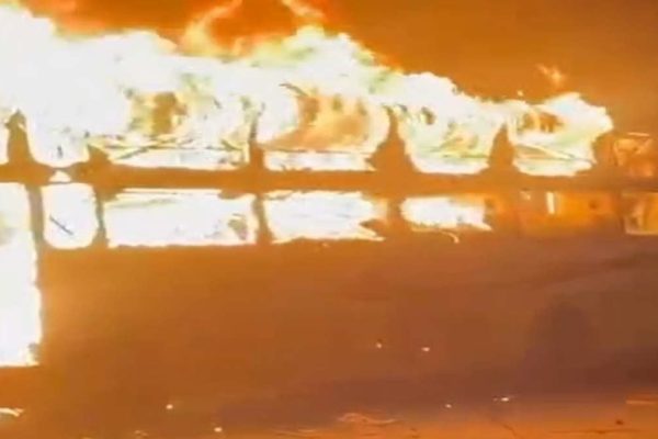 ओरमांझी में नाबालिग को बस ने मारी टक्कर, अफवाह के बाद भड़की भीड़, आक्रोशितों ने बस में लगाई आग