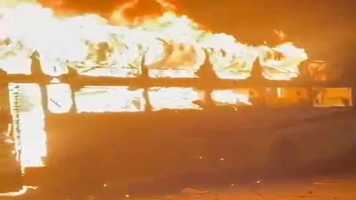 ओरमांझी में नाबालिग को बस ने मारी टक्कर, अफवाह के बाद भड़की भीड़, आक्रोशितों ने बस में लगाई आग