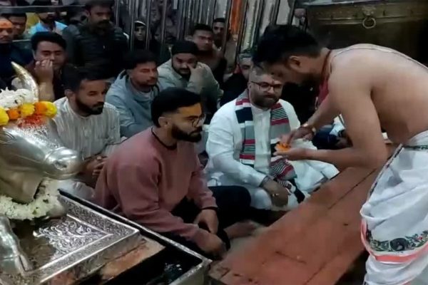 विराट कोहली और कुलदीप यादव ने श्री महाकालेश्वर मंदिर में की पूजा-अर्चना, वीडियो हुआ वायरल