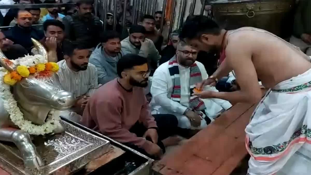 विराट कोहली और कुलदीप यादव ने श्री महाकालेश्वर मंदिर में की पूजा-अर्चना, वीडियो हुआ वायरल