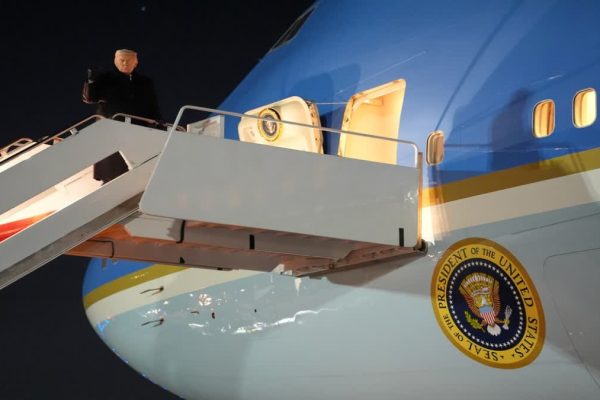 ट्रंप को दावोस ले जा रहा एयर फोर्स वन विमान मामूली खराबी के कारण वाशिंगटन DC लौटा