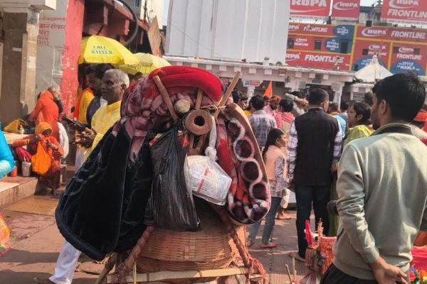 ससुराल से मायके तक श्रद्धा का तिलक: बसंत पंचमी से पहले मिथिला के तिलकहरू के जयकारों से गूंजा बाबा बैद्यनाथ धाम