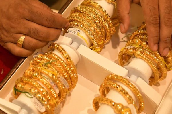 सोना-चांदी के दामों में बड़ी टूट, एक ही झटके में चांदी ₹1.28 लाख और सोना ₹33 हजार हुआ सस्ता, जानें आज के ताजा रेट