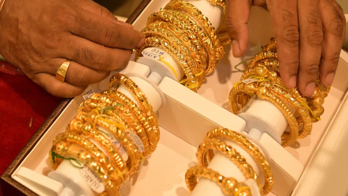 सोना-चांदी के दामों में बड़ी टूट, एक ही झटके में चांदी ₹1.28 लाख और सोना ₹33 हजार हुआ सस्ता, जानें आज के ताजा रेट