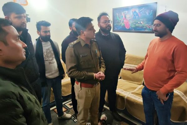 रामगढ़ में बैंक मैनेजर और कंपनी जीएम के घर चोरी, पुलिस सीसीटीवी फुटेज से चोरों की तलाश में