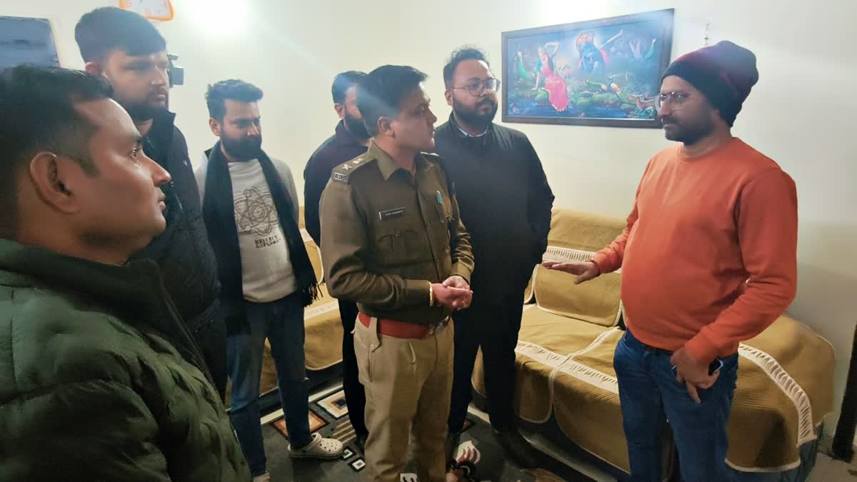 रामगढ़ में बैंक मैनेजर और कंपनी जीएम के घर चोरी, पुलिस सीसीटीवी फुटेज से चोरों की तलाश में