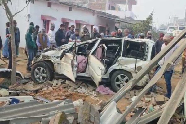 गढ़वा में ट्रक–स्कॉर्पियो की भीषण भिड़ंत, हादसे के बाद वाहन घर में घुसा, चार लोगों की मौके पर मौत