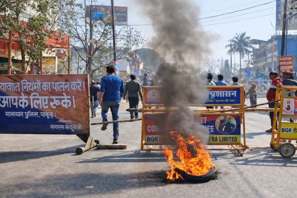 सड़क हादसे के बाद भड़का आक्रोश, स्कूल बसों में तोड़फोड़ और पथराव; हालात काबू में करने को पुलिस ने छोड़े आंसू गैस के गोले, किया हल्का बल प्रयोग