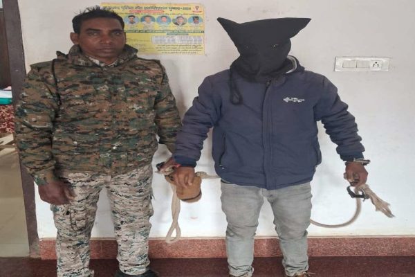 दुमका में ब्राउन शुगर तस्करी का भंडाफोड़, तीन ड्रग पैडलर धराए, नेटवर्क की जांच जारी