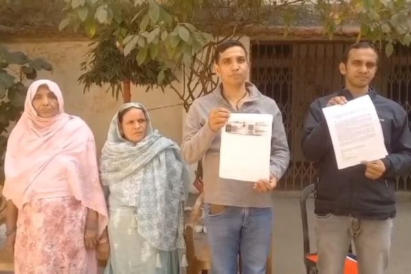 धनबाद: बीएसएफ जवान ने पुश्तैनी मकान और जमीन पर अवैध कब्जे का लगाया आरोप, डीसी से लगाई गुहार