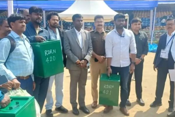 रांची नगर निगम निर्वाचन 2026 के तहत 23 फरवरी को होने वाले मतदान के लिए मोराबादी फुटबॉल स्टेडियम स्थित डिस्पैच सेंटर से पोलिंग पार्टियों को रवाना किया गया। उपायुक्त ने मतदान कर्मियों को आवश्यक दिशा-निर्देश देते हुए मतदाताओं से मतदान करने की अपील की।