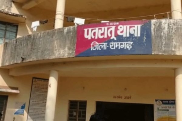 पतरातू में बच्चा चोरी की अफवाह पर महिला की पिटाई, पुलिस ने समय रहते बचाई जान
