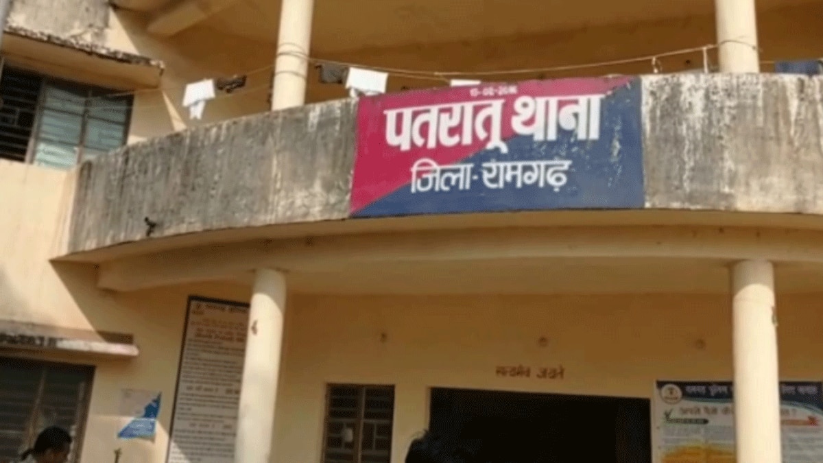 पतरातू में बच्चा चोरी की अफवाह पर महिला की पिटाई, पुलिस ने समय रहते बचाई जान