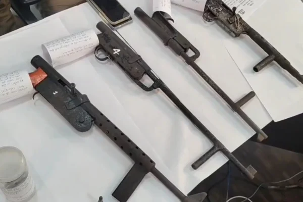 कोडरमा के प्राथमिक विद्यालय में छिपा हथियार तस्कर गिरफ्तार, भारी मात्रा में अवैध हथियार बरामद