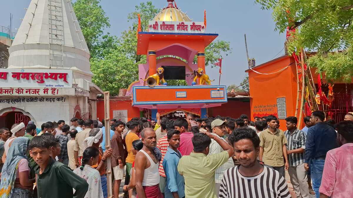 नालंदा शीतला मंदिर में भगदड़ के बाद घायल श्रद्धालुओं को अस्पताल ले जाते लोग