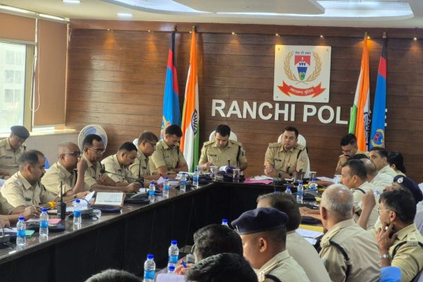 रांची में रामनवमी जुलूस के दौरान ट्रैफिक डायवर्जन संभालते पुलिसकर्मी