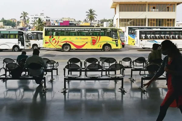 दुमका बस हड़ताल: अरुण सिंह हमले के आरोपियों की गिरफ्तारी की मांग पर बस सेवाएं ठप