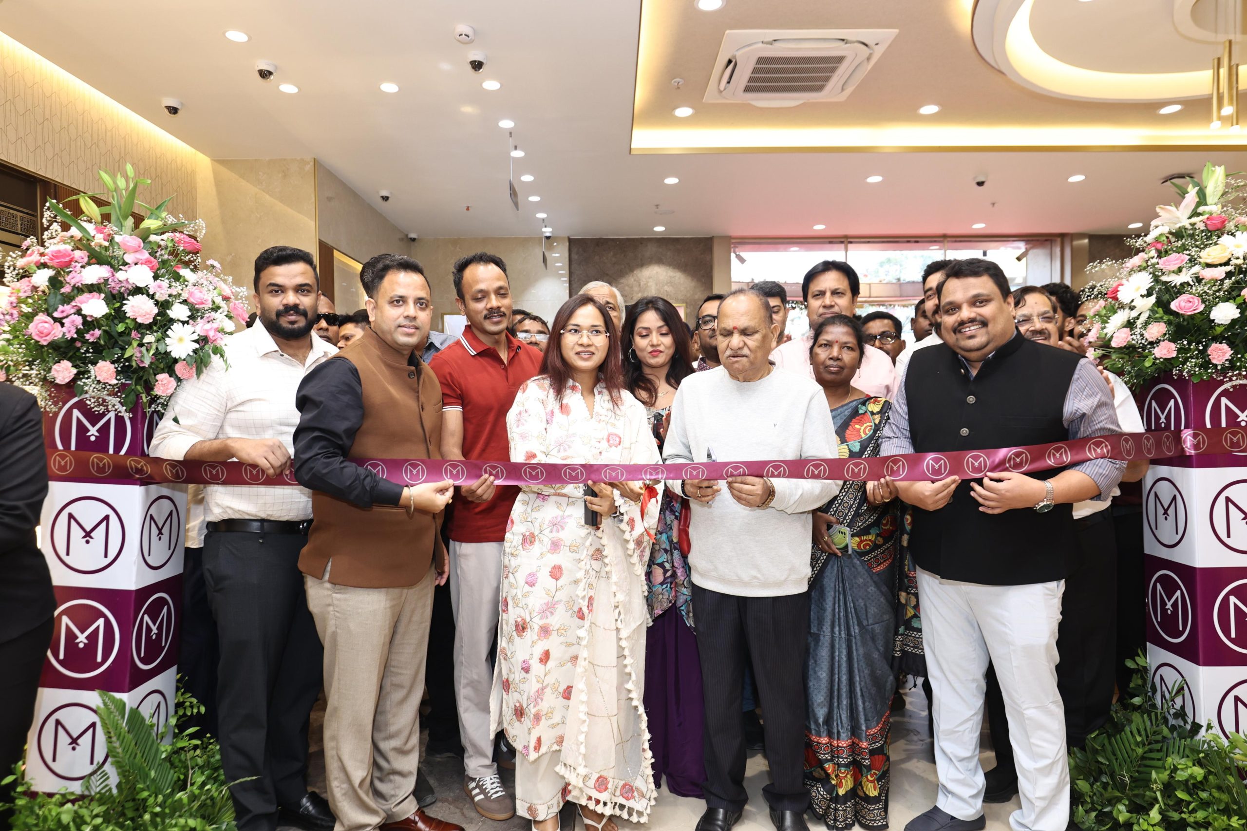 रांची में Malabar Gold and Diamonds शोरूम उद्घाटन के दौरान मौजूद अतिथि और ग्राहक