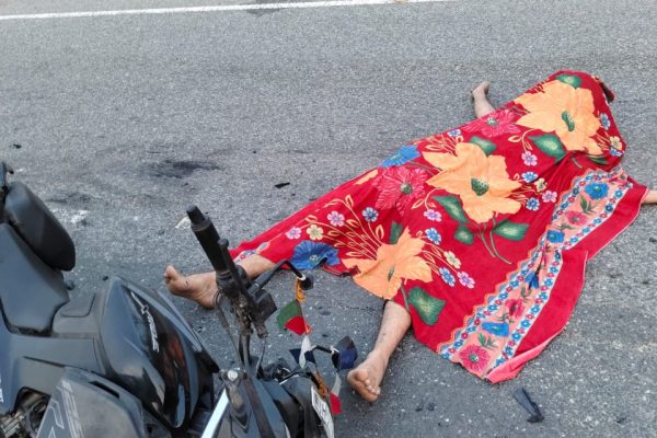 रांची पिठौरिया में सड़क हादसे के बाद मौके पर जुटी भीड़ और पुलिस