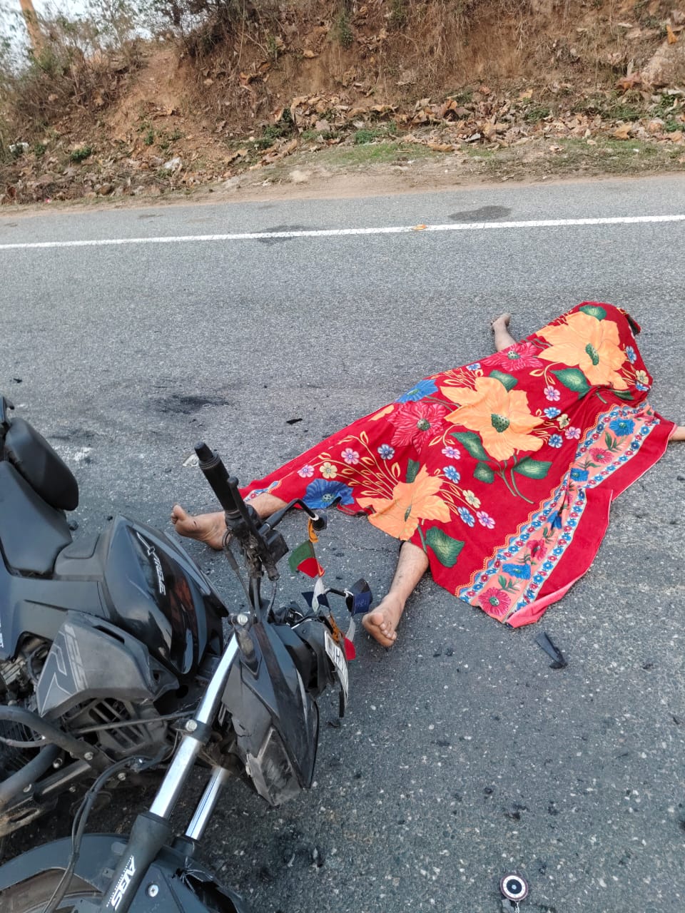 रांची पिठौरिया में सड़क हादसे के बाद मौके पर जुटी भीड़ और पुलिस