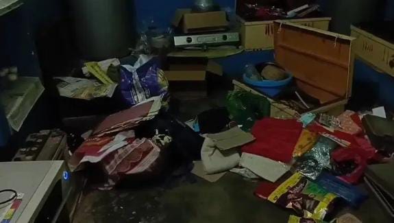 धनबाद बरवाअड्डा में डकैती के बाद घर के बाहर जुटी भीड़