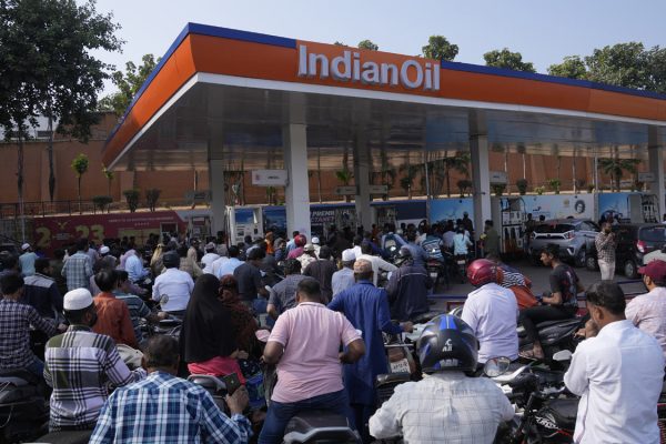 रांची के पेट्रोल पंप पर पेट्रोल क्राइसिस के कारण लंबी लाइन और सीमित सप्लाई दिख रही है