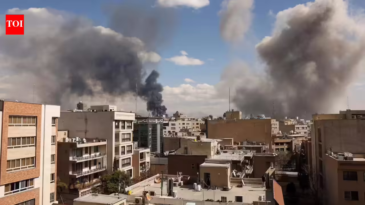 अबू धाबी में मिसाइल इंटरसेप्शन के बाद गिरे मलबे से प्रभावित क्षेत्र का दृश्य