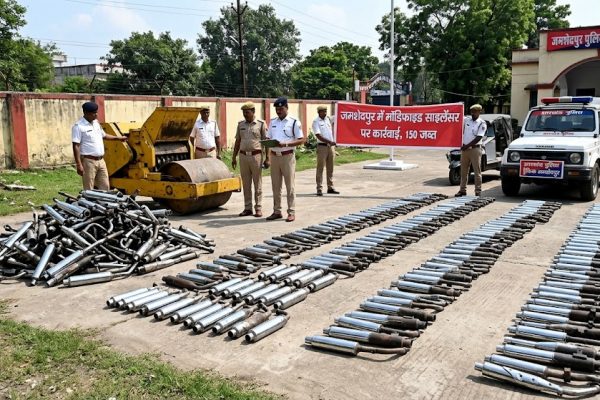जमशेदपुर में पुलिस द्वारा जब्त मॉडिफाइड साइलेंसरों को बुलडोजर से नष्ट करते हुए दृश्य
