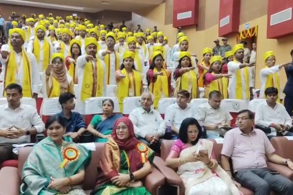 भागलपुर BAU दीक्षांत समारोह में राज्यपाल द्वारा छात्रों को डिग्री प्रदान करते हुए दृश्य