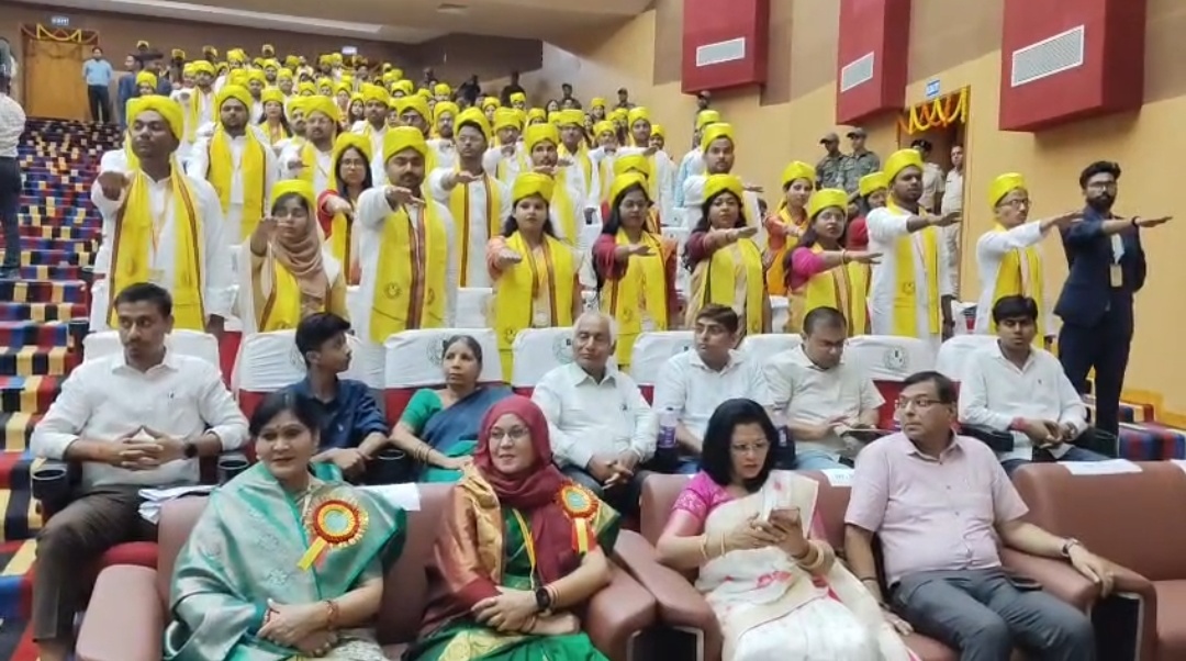 भागलपुर BAU दीक्षांत समारोह में राज्यपाल द्वारा छात्रों को डिग्री प्रदान करते हुए दृश्य
