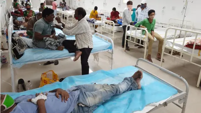 आंध्र प्रदेश के सरकारी अस्पतालों में AI आधारित स्वास्थ्य सेवाओं का उपयोग करते डॉक्टर और मरीज