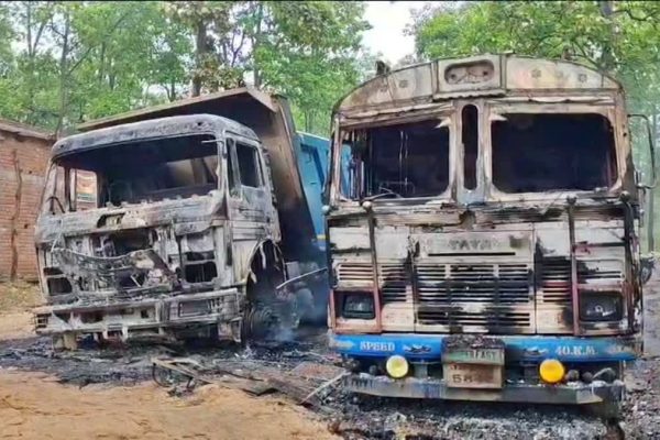 हजारीबाग चट्टी बरियातु में हाईवा पर फायरिंग और आगजनी के बाद जांच करती पुलिस