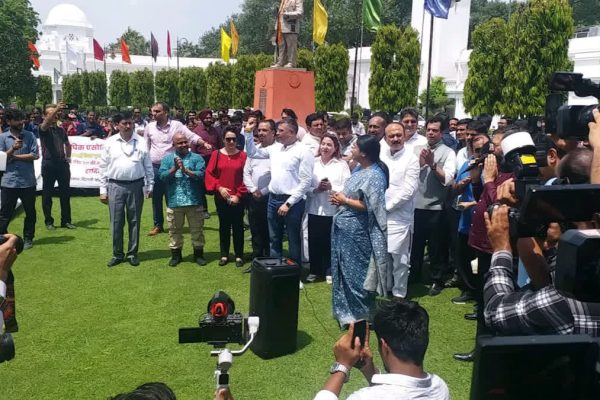 दिल्ली शिक्षा निदेशालय (DoE) के कार्यालय में मुख्यमंत्री खेल प्रोत्साहन योजना की फाइलें।