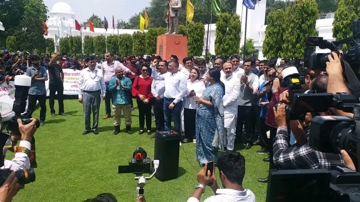 दिल्ली शिक्षा निदेशालय (DoE) के कार्यालय में मुख्यमंत्री खेल प्रोत्साहन योजना की फाइलें।