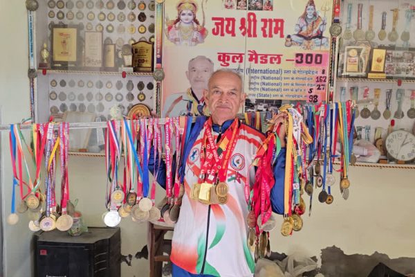 श्रीकाकुलम के 75 वर्षीय एथलीट बूरा श्यामसुंदर राव मेडल के साथ