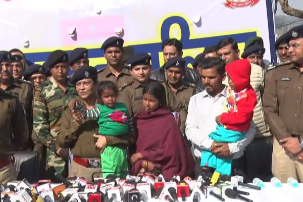 रांची रेलवे स्टेशन पर पुलिस द्वारा बरामद किए गए तीन बच्चों का दृश्य