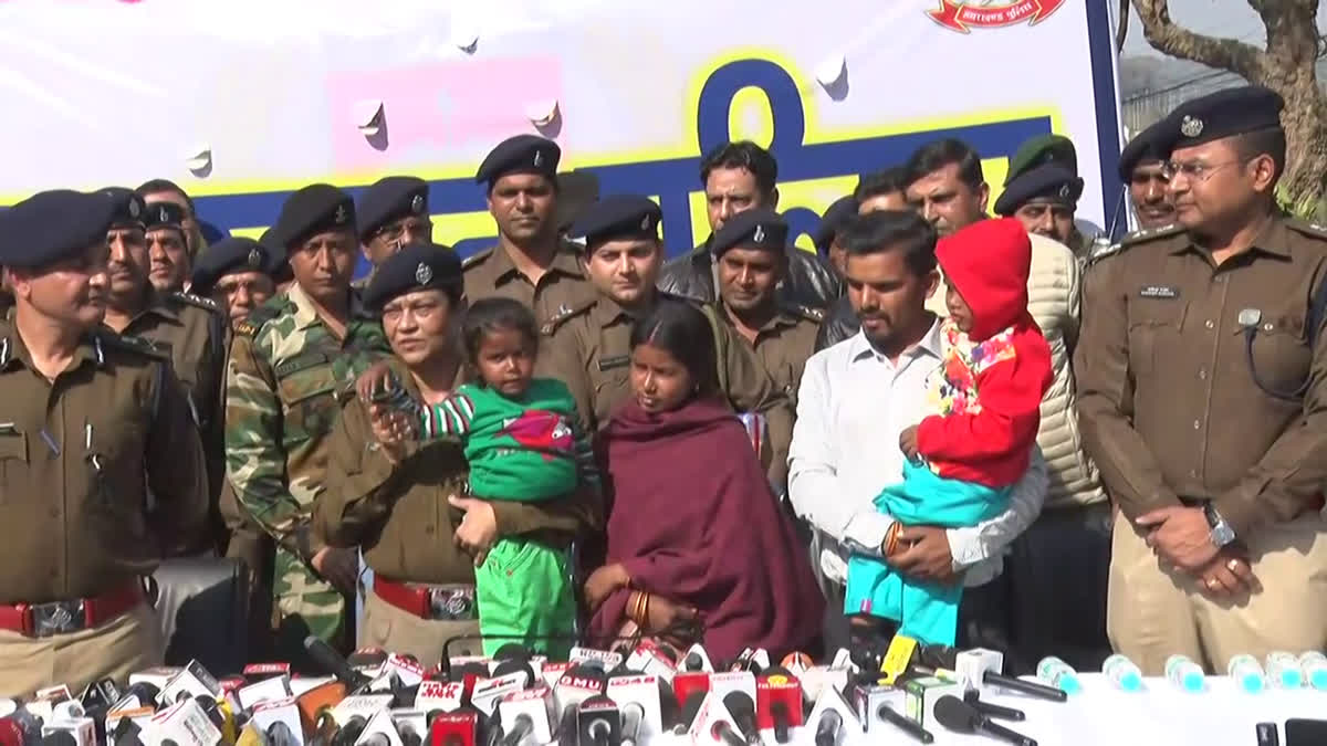 रांची रेलवे स्टेशन पर पुलिस द्वारा बरामद किए गए तीन बच्चों का दृश्य